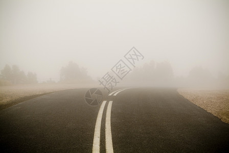 薄雾黑路两条线消失在浓雾中多路段线条图片