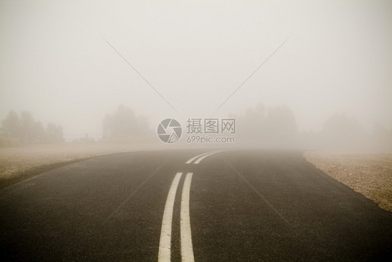 薄雾黑路两条线消失在浓雾中多路段线条图片