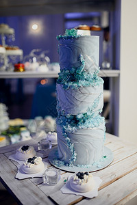 婚礼桌上的大蛋糕图片
