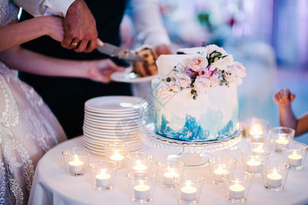 婚礼新娘和新郎切结婚蛋糕图片