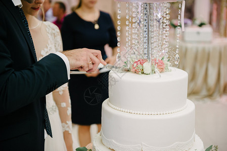 新娘和新郎切结婚蛋糕图片