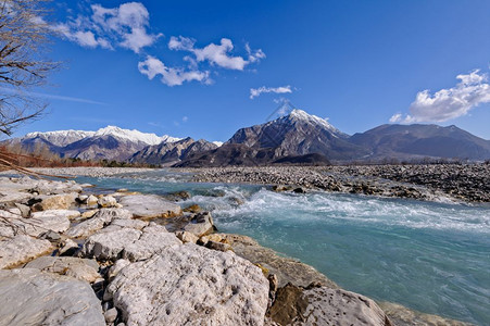 美丽的水树山地景观河流岩石和瀑布对着蓝天图片