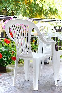 家具椅子花园露台上的白色塑料椅和桌花朵图片