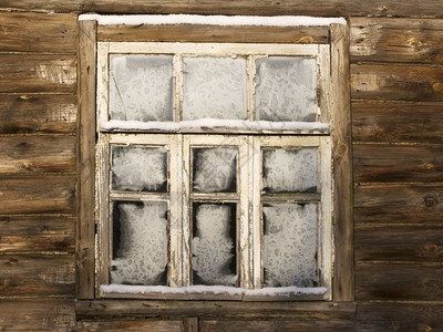 晴天冷冻冬季阳光明日俄罗斯村废弃原木房窗面冬天图片