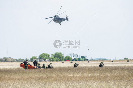 航空绳索运输参加以直升机作战和冲突构想进行军事演习的救援军事行动的士兵有直升机战争和冲突概念图片