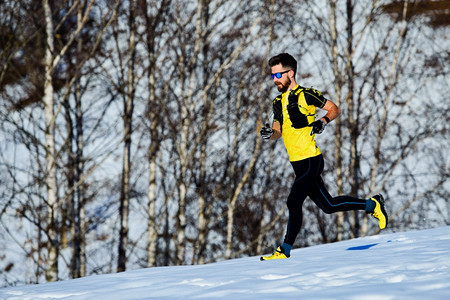 男人下山运动员在雪上训练跑步冬天服装图片