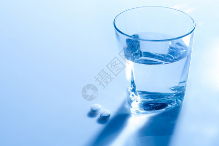 一杯水加两片药丸服用颜色摄影图片