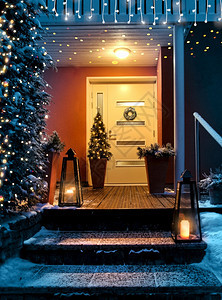 屋前夕冬天欢迎圣诞节家门口有雪的楼梯和门并配有装饰和喜庆灯光图片