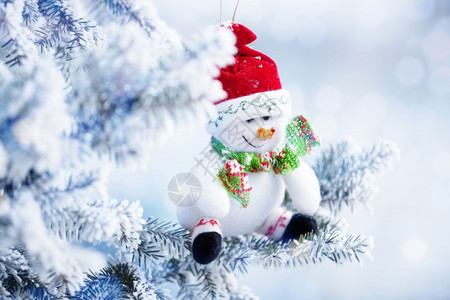 卡片明亮的圣诞雪人挂在冬森林的树枝上诺维科夫图片