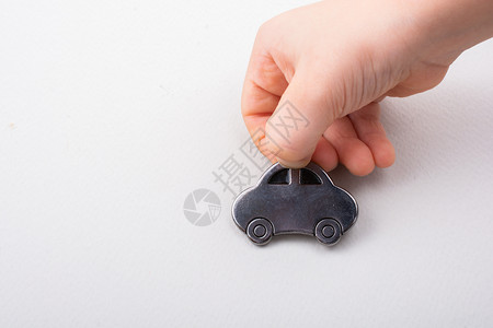 儿童手臂拿着玩具车模型图片