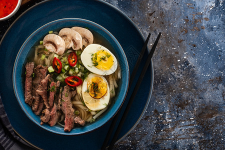 黑暗的食物复制传统亚洲菜拉曼汤配有牛肉蘑菇和鸡蛋图片