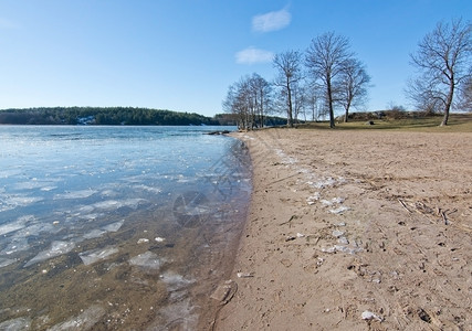 斯堪的纳维亚瑞典斯德哥尔摩Kanaan海滩湖边的冰棕色气候图片