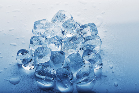 带水滴的大冰块结晶的冷藏液体图片