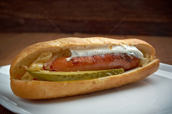 包括面酱马克斯威街波兰美国三明治由烤的波兰香肠组成图片
