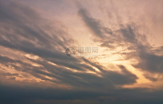 阳光颜色日落时有乌云天气图片