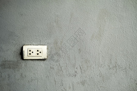电气交流安装在水泥背景上的电源插件Name出口图片