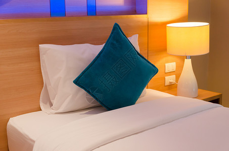 床头灯具美丽的枕和床边灯现代豪华酒店图片