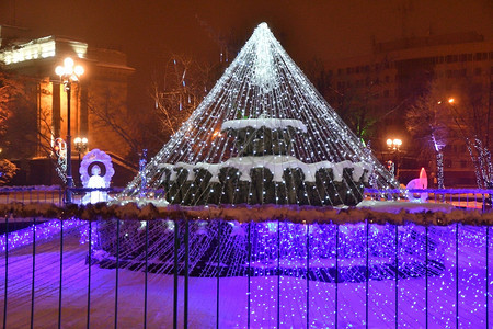 明亮的美丽镇圣诞节和新年城市的装饰为圣诞节和新年图片