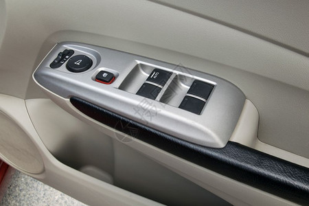 车窗控制器的门把手内部细节带有窗户控制和调整口器和车桃花心木自在电气图片