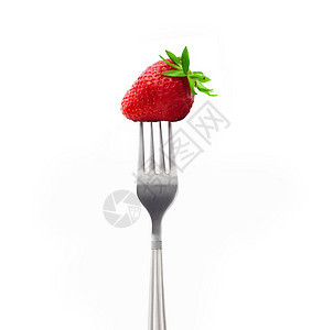 白色背景上孤立的叉子新鲜草莓浆果吃营养图片