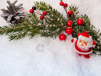 新年背景圣诞老人树枝和雪上的锥子在冷杉盒绿色图片