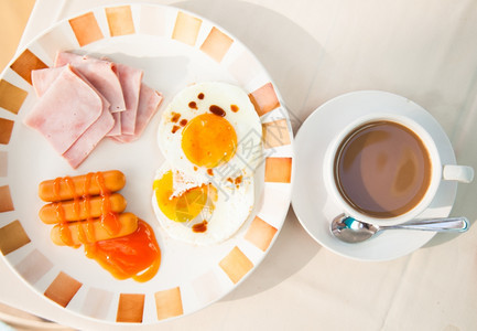 餐厅桌子早香肠火腿和鸡蛋在一大盘早餐菜中供应午图片
