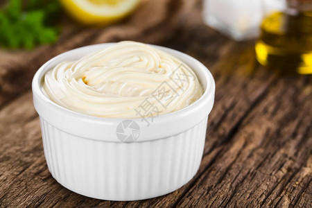 调味品小模子胖的蛋黄酱在白碗里面粉柠檬盐和油在后面的选择焦点中聚在蛋黄酱中间图片