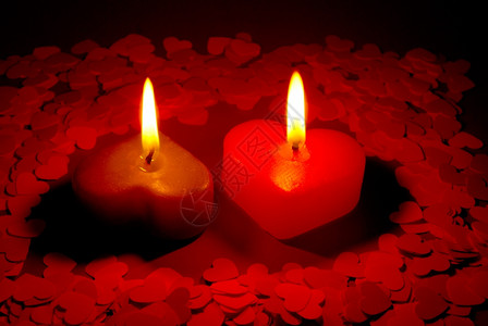 灯天桌子红上两个燃烧的心形蜡烛图片
