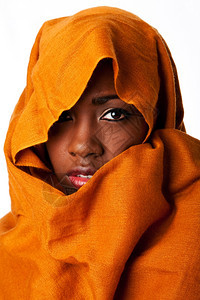 黑色的美丽神秘非洲游牧女脸孔在奥赫地球基调头围巾看着哈基又摄影图片