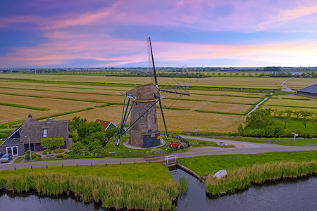 农业运河草地来自荷兰农村区传统风车的空中飞机来自荷兰农村图片