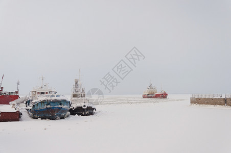 冬天冷若冰霜北俄罗斯德黑格尔克的北德维纳河冰面之间码头的船舰季节图片