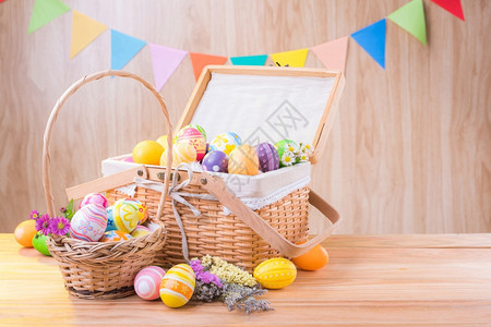 复活节彩蛋和野餐篮图片