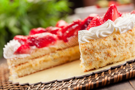 美食新鲜的味草莓蛋糕木制桌上加奶油食物图片