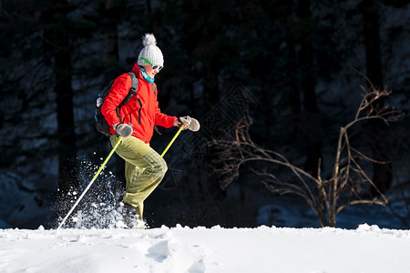 冒险徒步旅行户外一个女人在春天独自去下雪鞋旅行背景图片
