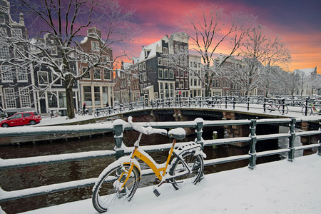 首都传统的建筑学日落时冬天荷兰的雪季阿姆斯特丹图片
