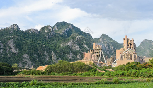 具有石灰岩山地背景的水泥厂具体工建造具体的高清图片素材