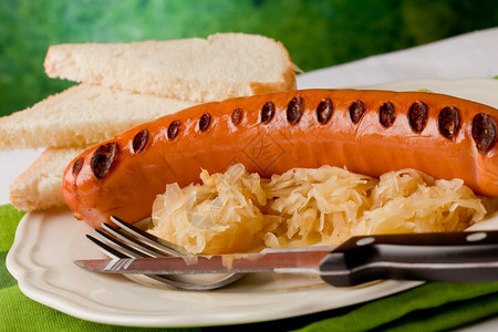 酸菜盘子热狗和奶面包的美味烤热狗萨拉米图片