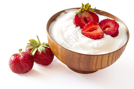 棕色的甜草莓酸奶在木碗中用无背景营养图片