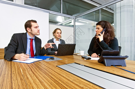 一种团队房间会议期在隔室的小型商业组会议期间的一个小会议室图片