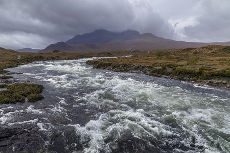 旅行苏格兰西北部内希布里底斯堪的凯岛雪林山上一条快速流动的河苏格兰人地标图片
