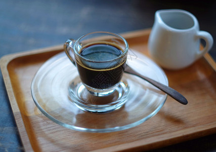 深底黑咖啡热杯新鲜黑色的浓咖啡图片
