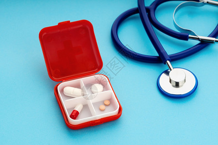 随身携带药盒与听诊器图片