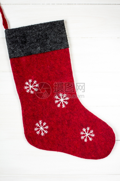 红色的圣诞袜子和雪花供圣诞老人赠送的礼物挂在木本上短袜象征图片