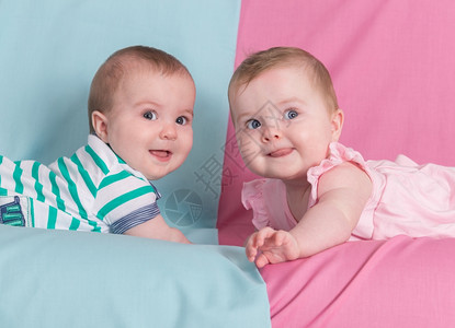 兄弟蓝色的纯真双胞胎女孩和男粉红蓝色背景图片