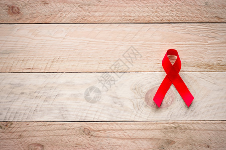 艾滋世界日当天的纸条丝带被放在木地板上关心健康图片