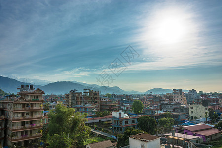 森林蓝色的山尼泊尔Sunny春季日波克拉市的美丽景色图片