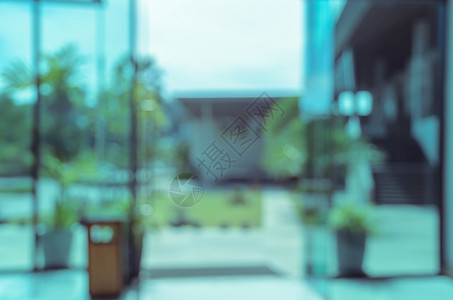 建筑学入口花园玻璃窗的模糊抽象背景有开放门办公室或酒店大楼视图在窗户上图片