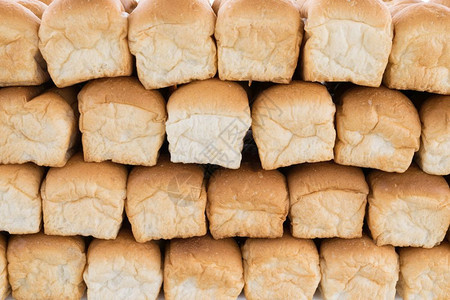 早餐新鲜的美食面包卷堆积图片