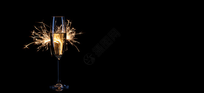 玻璃黑色背景中的香槟和烟火杯庆祝圣诞节新年和其他庆祝活动的概念黑色背景中的香槟和烟火杯快乐的情人节图片