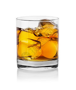 独家的喝玻璃与威士忌和冰块隔绝在白色背景上玻璃与威士忌和冰块岩石图片